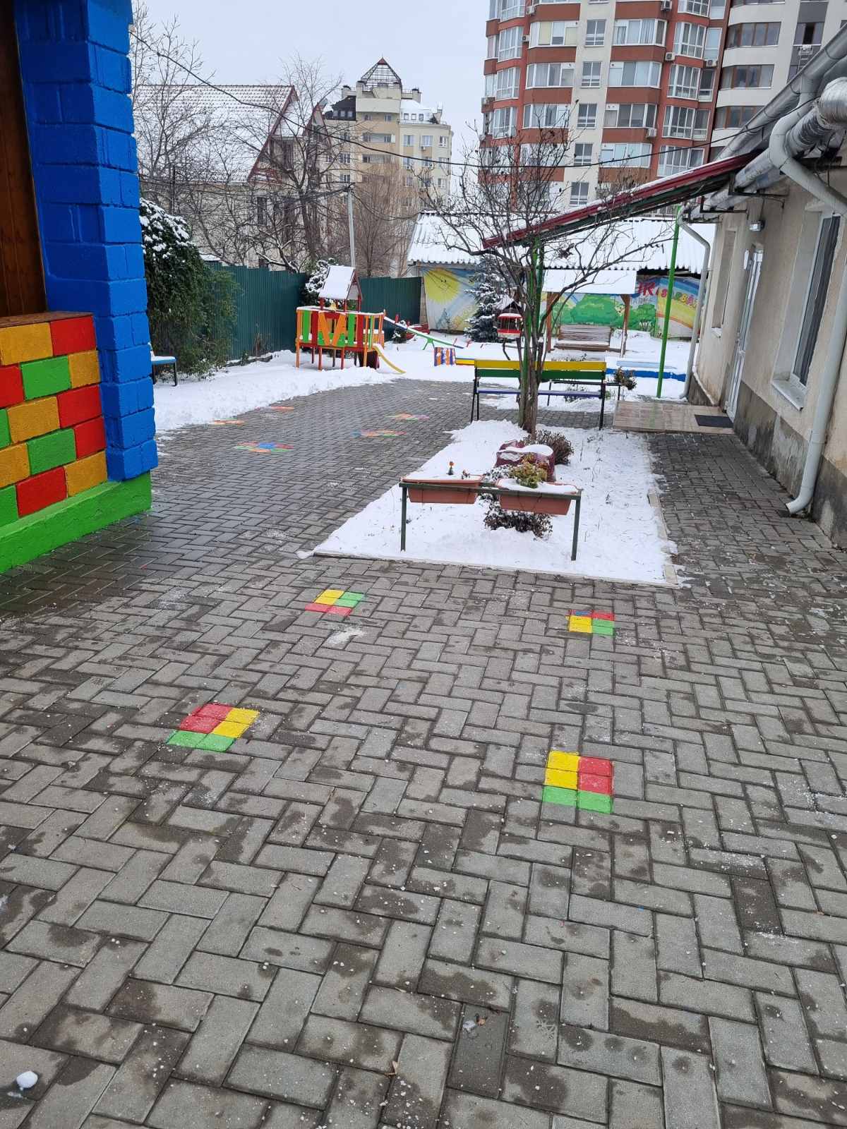 В связи со снегопадом сообщаю,что на территории детсада регулярно проводится расчистка снега