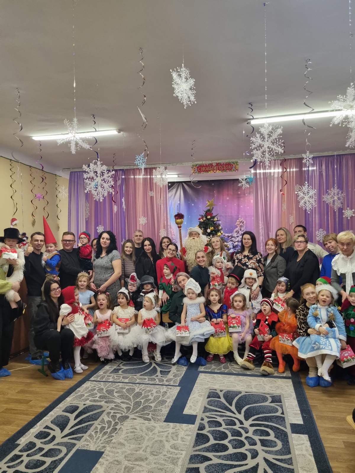 Администрация детского сада,воспитанники и родители выражают искреннюю благодарность за предоставленные новогодние подарки для детей.Б